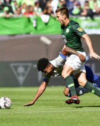  美因茨定位球战术精准制导两度破门击败比勒菲尔德