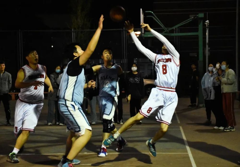  奥格斯堡中场掌控全局，稳扎稳打收获胜利